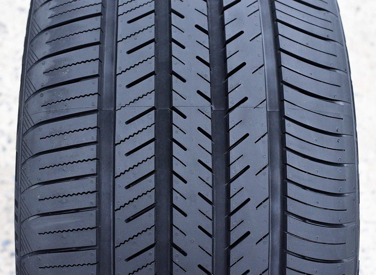 285/40R22 All-Season Performance Radial Tire H657280