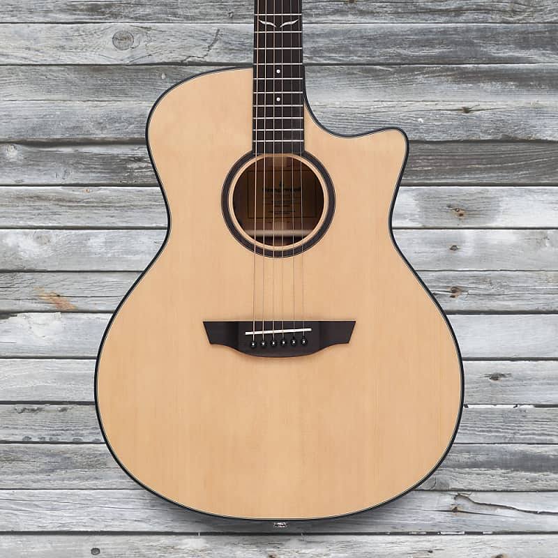 Natural Spruce Acoustic Guitar B958692