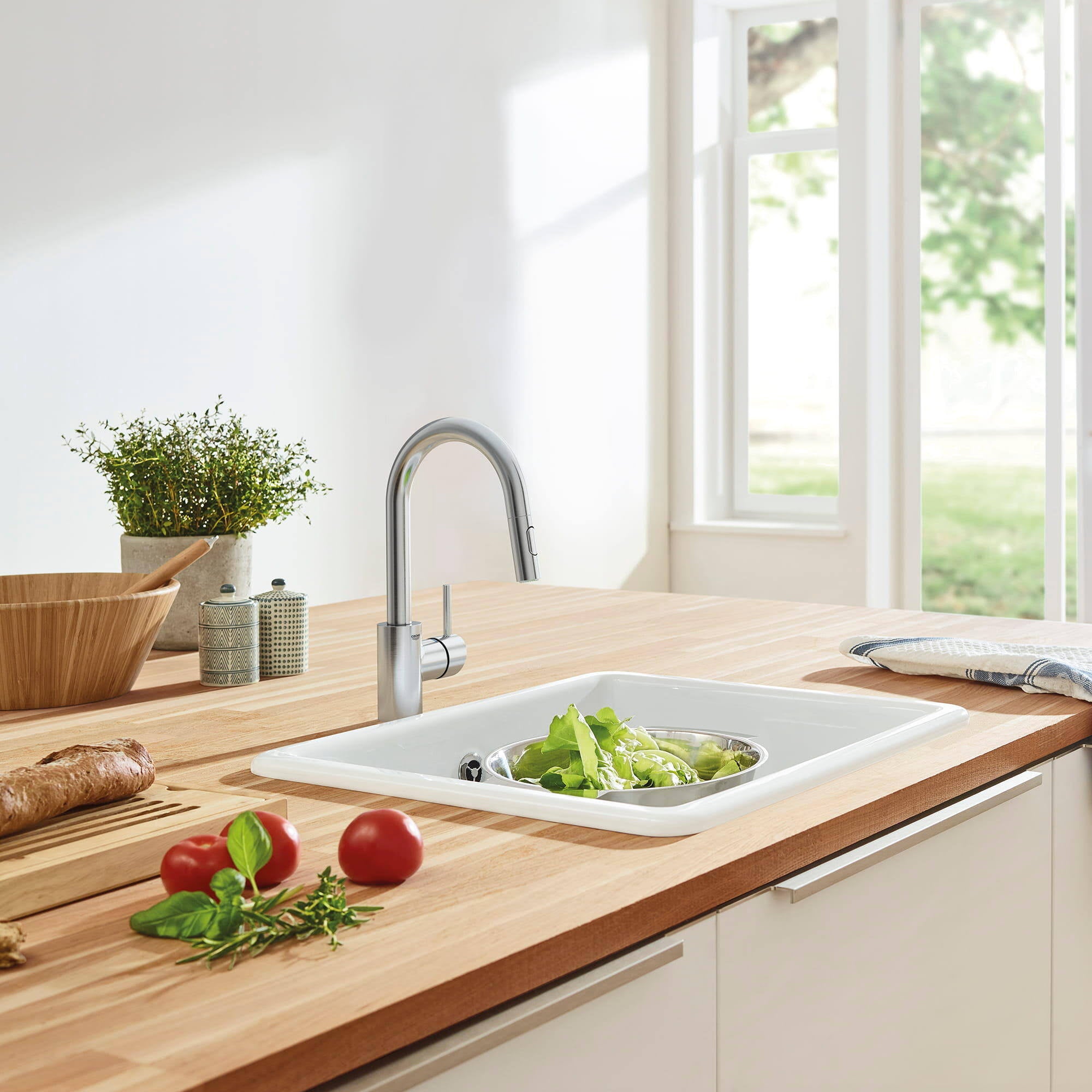 Single-Handle Kitchen Faucet in SuperSteel O17976