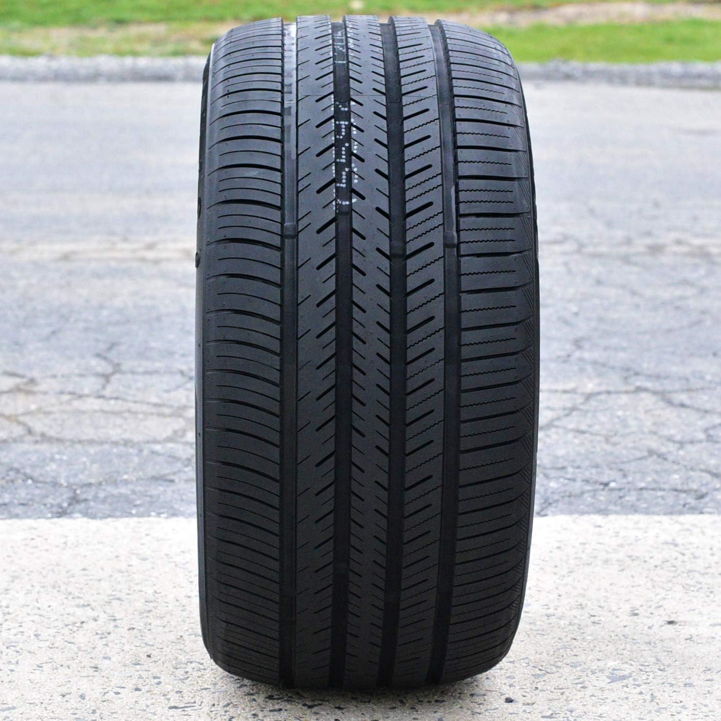285/40R22 All-Season Performance Radial Tire H657280