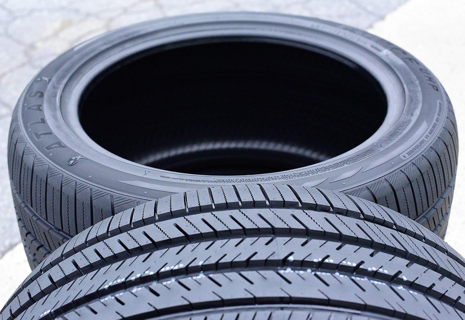 285/40R22 All-Season Performance Radial Tire H657280